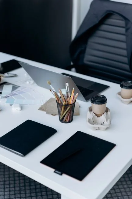 Un smartphone élégant affichant une œuvre dans un décor minimaliste, parfait pour les thèmes tech et design.